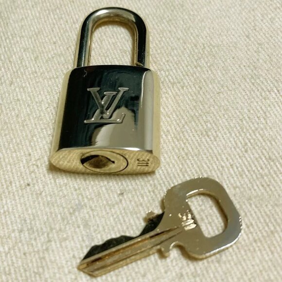 LOUIS VUITTON LV 10 SET PADLOCK KEY CHARM CADENA GOLD-PLATED FRANCE - Picture 4 of 4